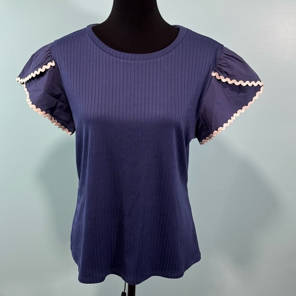 Luxology Tops - Casual Flair Sleeve Blouse, Short Sleeve Crew Neck Solid Blouse.
Lot I